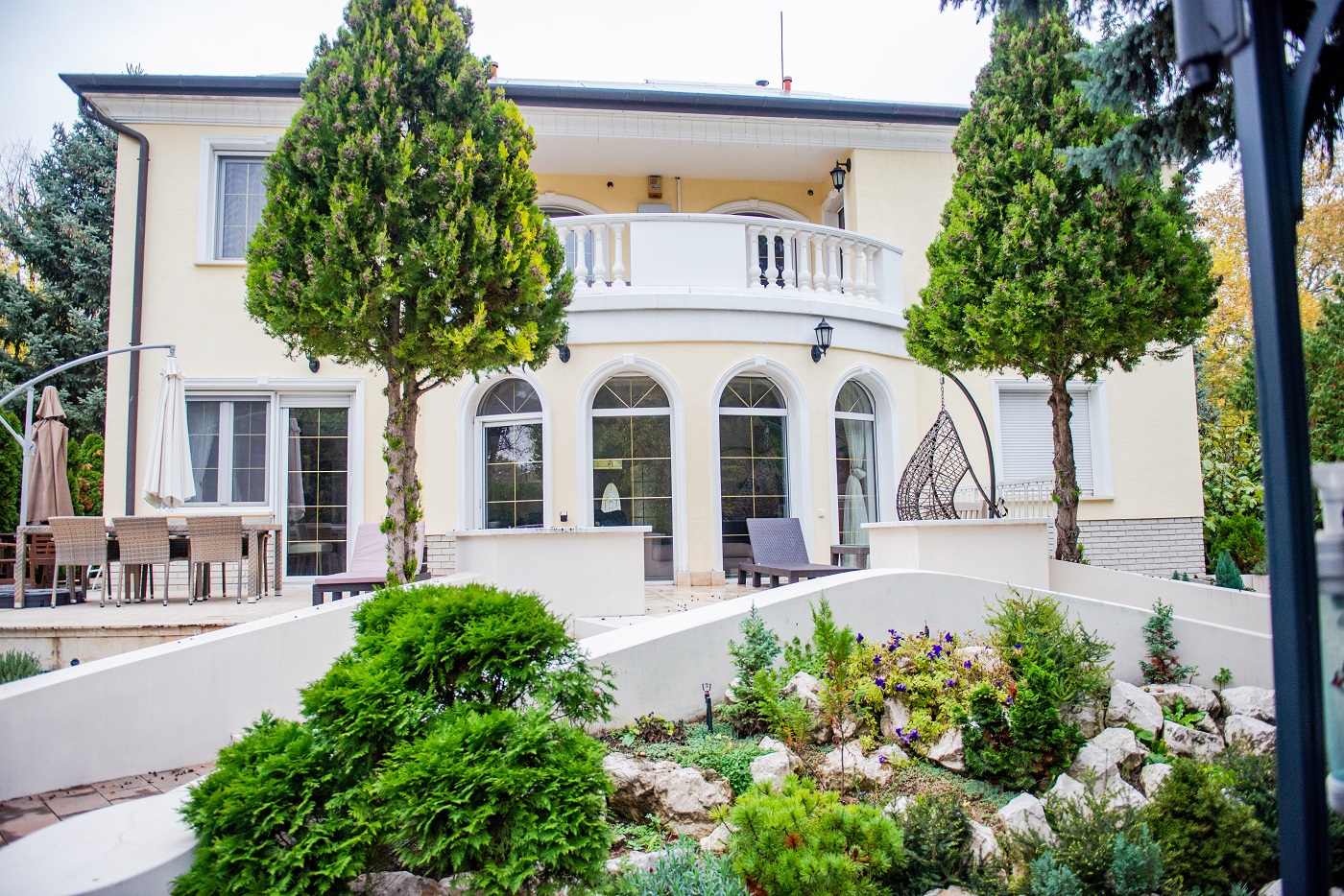 Villa with swimming pool for sale in 16th district of Budapest. House